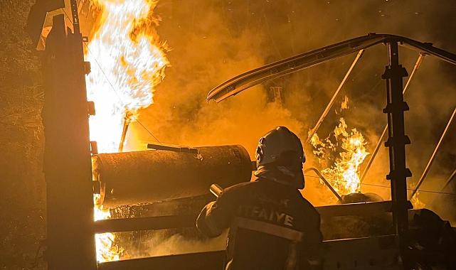 Seyir Halindeki Tır Alev Aldı, Yol Kenarı da Yandı