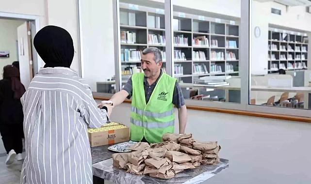 Sultangazi’de kütüphane öğrencilerine tatlı mola ikramı