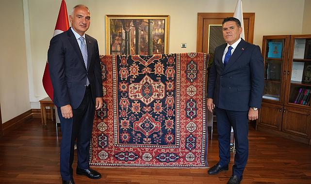 Tarihi Osmanlı halısı müze gezisinde fark edilip iade edildi