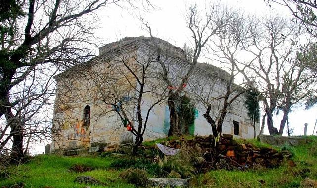 Tarihle İç İçe: Bergama’daki Sarı Dede Türbesi Ziyaretçilerini Bekliyor