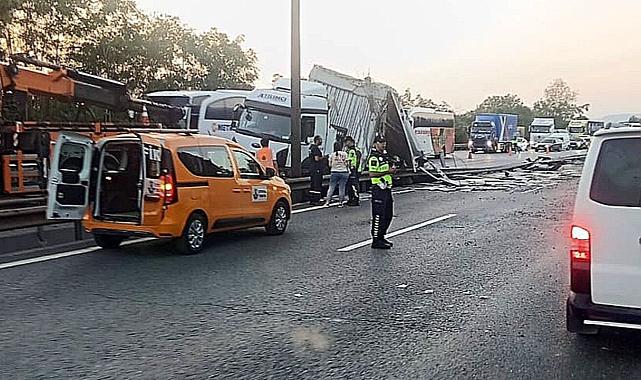 Tır bariyerlere çarptı, Anadolu Otoyolu trafiğe kapandı