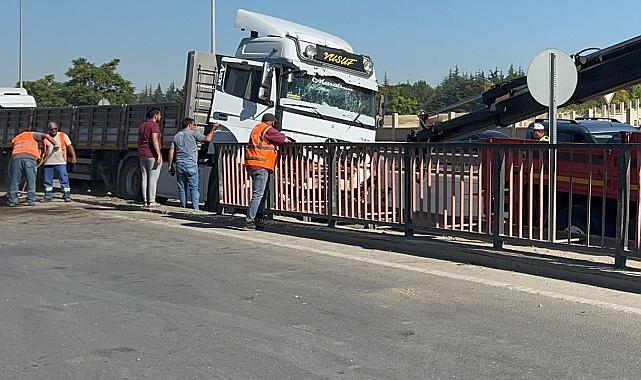 Tır Bariyerleri Biçti! Camdaki Yazı Olay Oldu