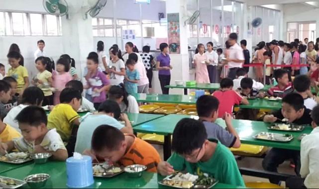 Zehirli yemek paniği: 200’den fazla çocuk tedavi altına alındı