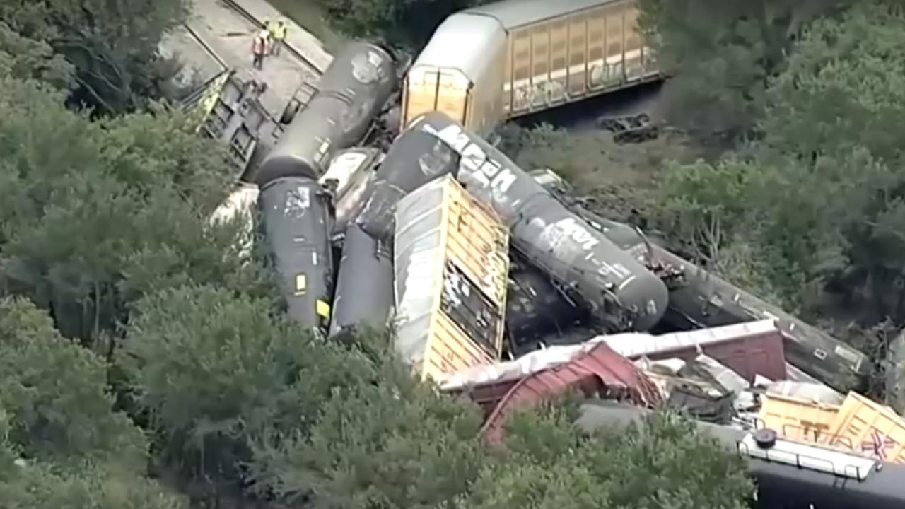 Texas'ta 35 Vagon Raydan Çıktı, Yangın Kontrol Altında