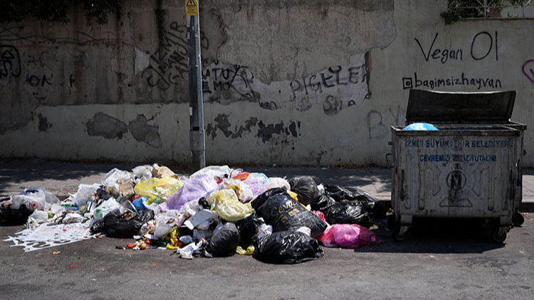 İzmir'de çöp krizi büyüyor, halk isyanda