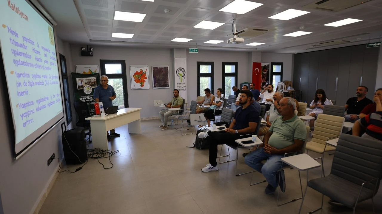 Selçuk’ta nar üreticilerine hasat ve kalite eğitimi
