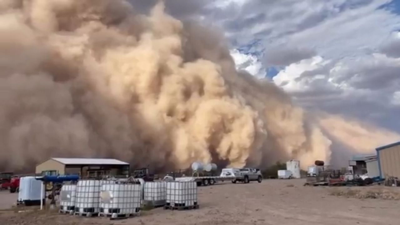 Arizona'yı vuran kum fırtınası hayatı felç etti