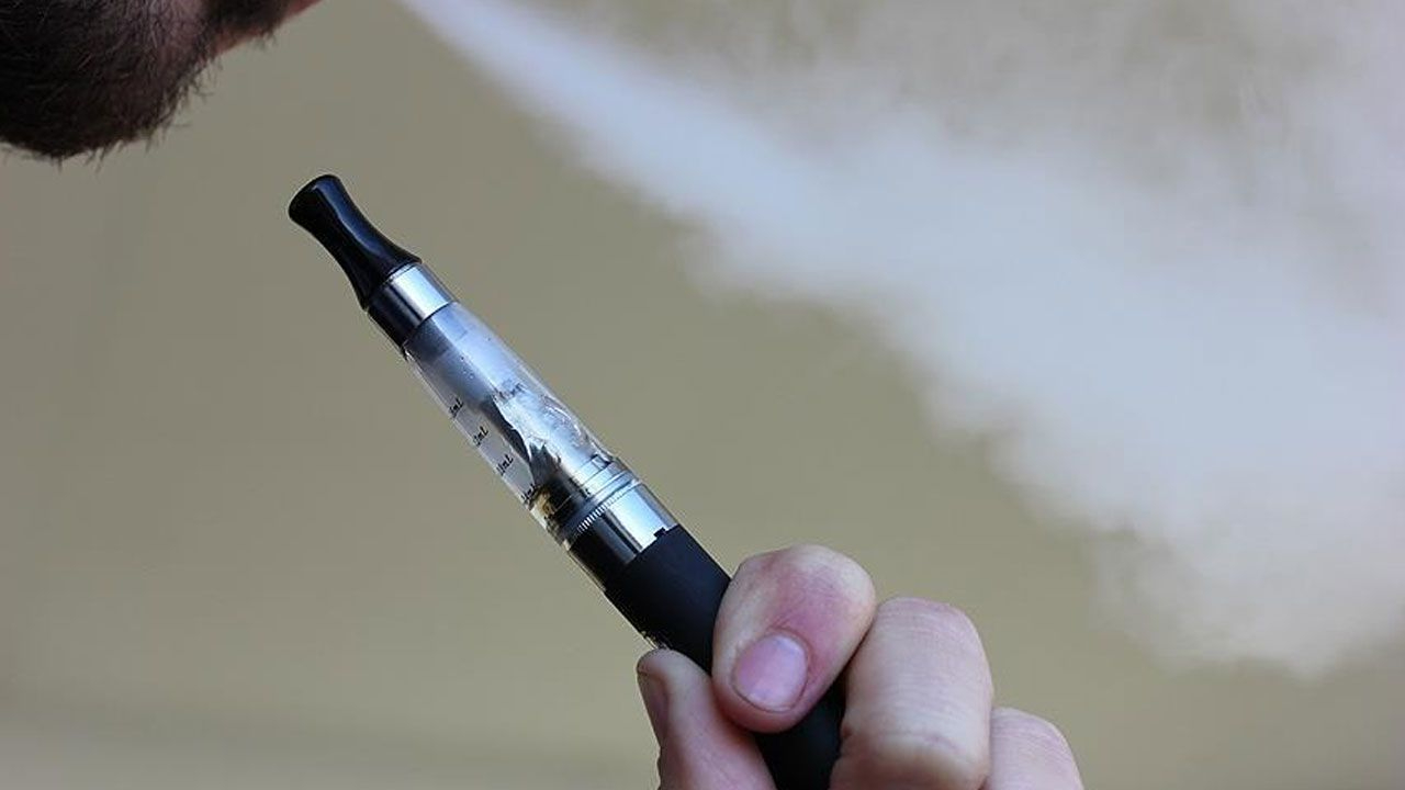 Singapur elektronik sigara yasağını yabancılara genişletti