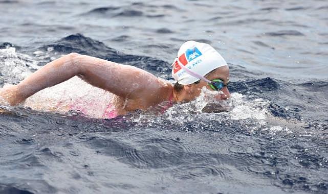 Bengisu Avcı’dan tarihi başarı: 14.5 saat yüzdü