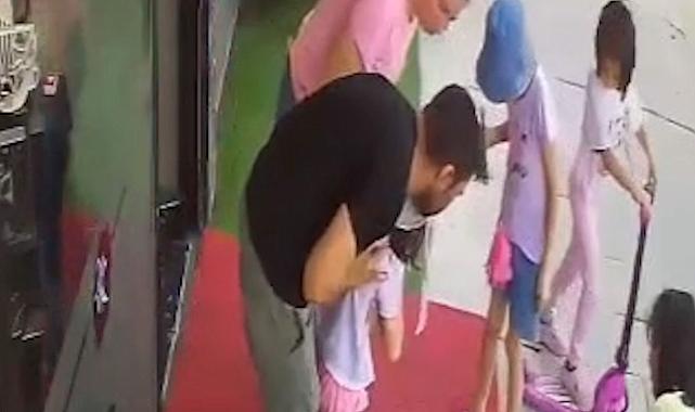 Boğazına şeker kaçan çocuğu kuaför kurtardı