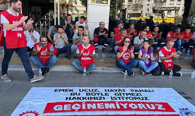 Karşıyaka&#039;da Belediye Önünde İşçi Eylemi