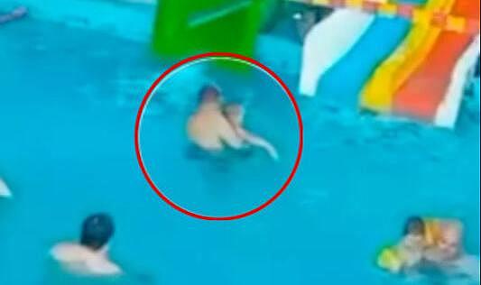 Kaydıraktan gelen kadın çarptı: Çocuk yoğun bakımda