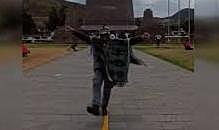 Öğretmenden Ekvator’da zeybekli selam