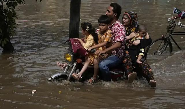 Pakistan’da muson yağmurları 299 can aldı