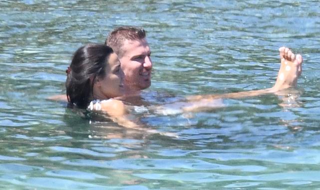 Serdar Aziz ve eşi Bodrum'da tatilde görüntülendi