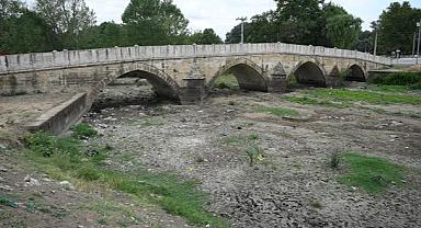 Tunca Nehri’nde tarihî köprü çevresi susuz kaldı
