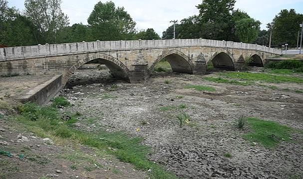Tunca Nehri’nde tarihî köprü çevresi susuz kaldı