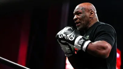 Efsane boksörler Tyson ve Mayweather maça hazırlanıyor