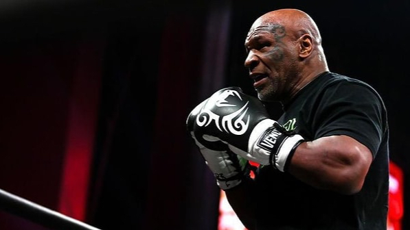 Efsane boksörler Tyson ve Mayweather maça hazırlanıyor