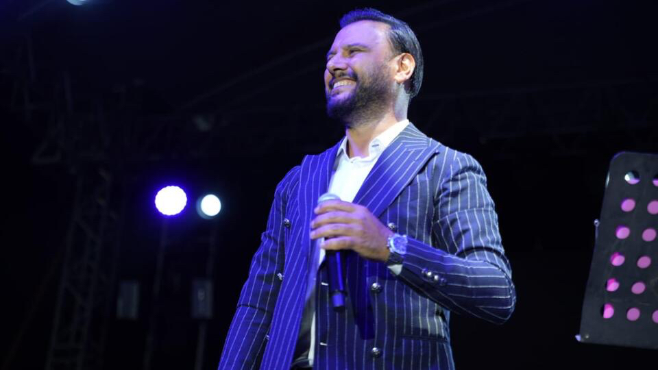 Alişan sahnede 27 yıllık turşu esprisi yaptı