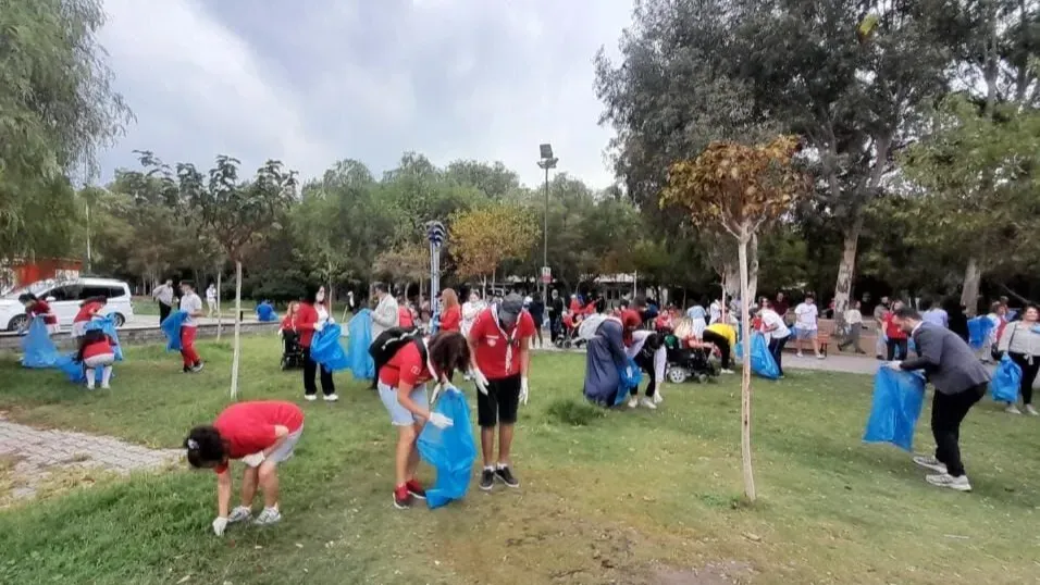 İzmir ve Japonya'dan rekor için kıyı temizliği