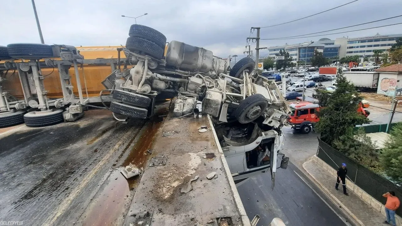 İzmir Bornova’da Tır Viadükte Asılı Kaldı, Sürücü Kurtarıldı