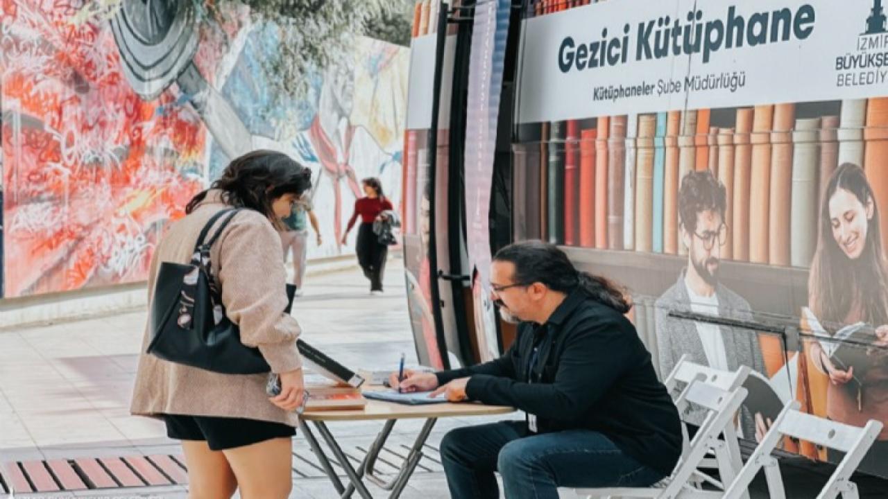 Gezici Kütüphane, Ege Üniversitesi Metro durağında