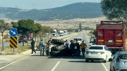 Otomobille çarpışan traktör devrildi, sürücü hastanede