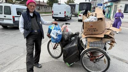 Sakarya’da çöpten karton toplayan yaşlı adamın durumu şaşırttı