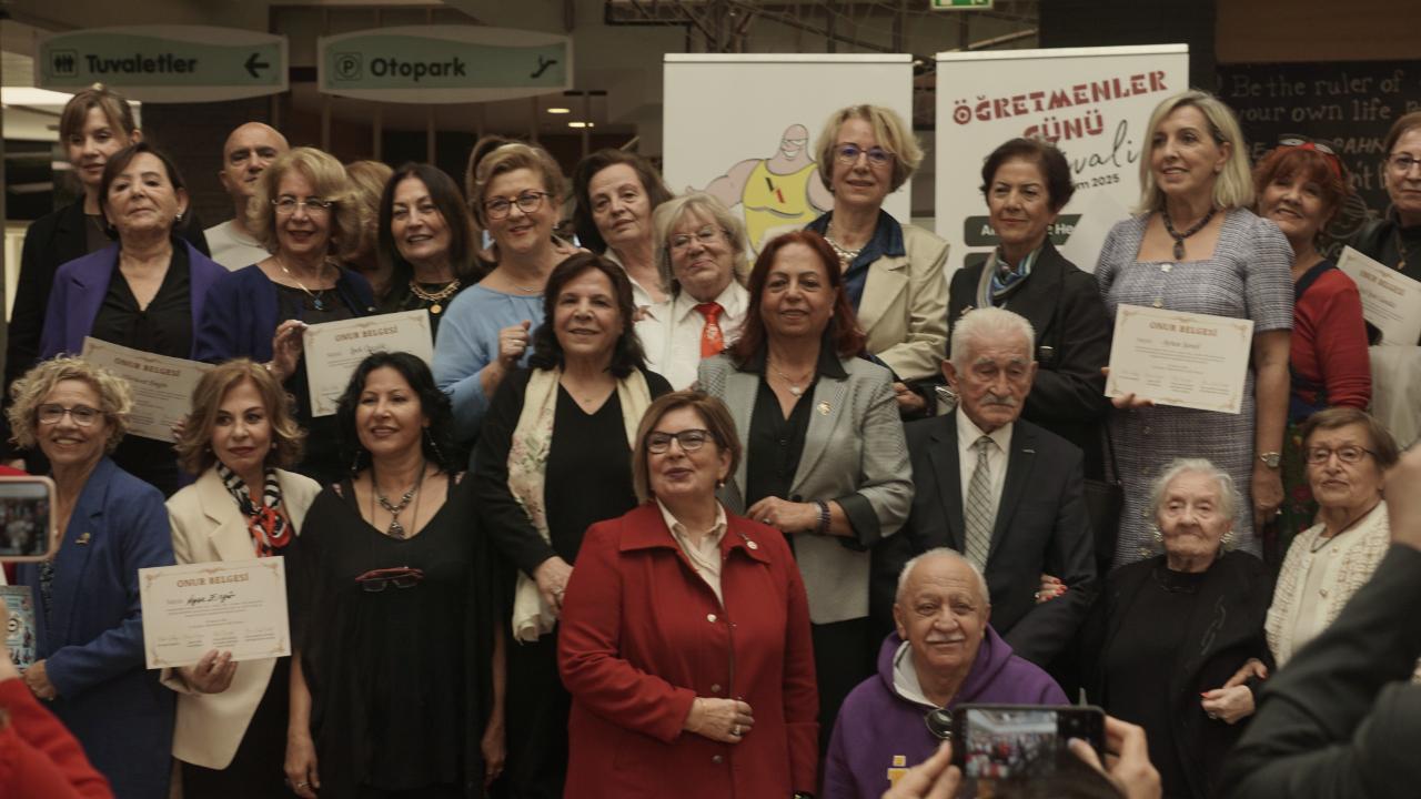 AGORA ÖĞRETMENLER GÜNÜ FESTİVALİ&#039;NDE YILLARINI EĞİTİME ADAMIŞ ÖĞRETMENLER ONURLANDIRILDI