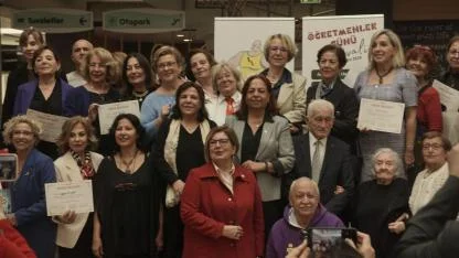 AGORA ÖĞRETMENLER GÜNÜ FESTİVALİ'NDE YILLARINI EĞİTİME ADAMIŞ ÖĞRETMENLER ONURLANDIRILDI