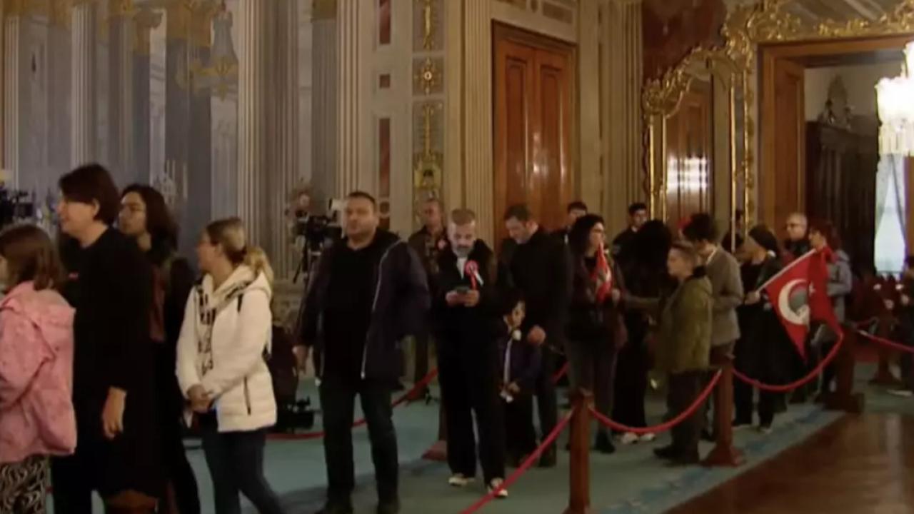 Binlerce vatandaş &#039;Özlem ve Minnetle&#039; Dolmabahçe Sarayı&#039;na yürüdü