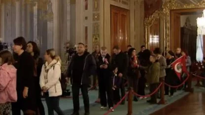 Binlerce vatandaş 'Özlem ve Minnetle' Dolmabahçe Sarayı'na yürüdü