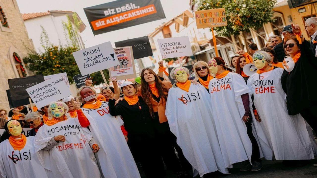 Çeşme&#039;de &#039;İstanbul Sözleşmesi yaşatır&#039;dendi.