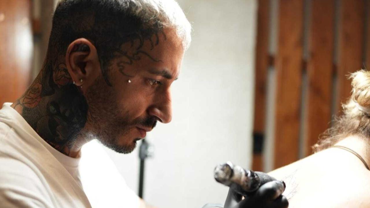 Cumhur Keleş, hint kınasıyla başlayan yolculuğunu profesyonel dövmeciliğe taşıdı