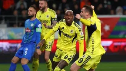 Fenerbahçe Rize'de ilk yarıda geriye düştüğü maçta farklı galibiyet aldı