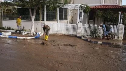 Foça’yı sel vurdu, AK Parti’den tepki geldi: İZSU görevini doğru düzgün yapmadı!