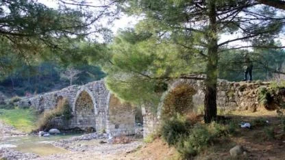 Geçmişten günümüze yeşille tarihin buluştuğu nokta: Çiçekliköy ve Yakaköy arasındaki efsane Roma Köprüsü!