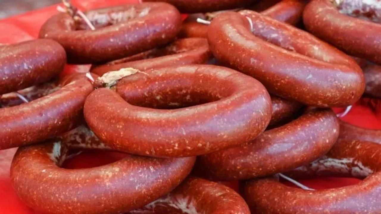 İzmir Gaziemir&#039;de sucuk skandalı: Dana sucuktan çıkan şoke etti!