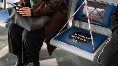 İzmir’de 25 Kasım için anlamlı mesaj: Bir koltuk boş, bir kadın eksik!