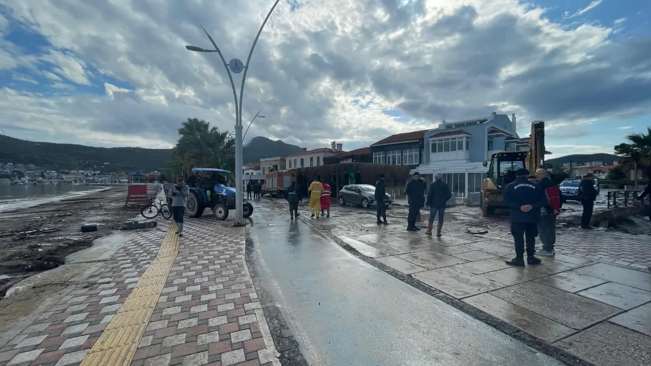 İzmir’in o ilçesi yeniden alarmda: Evler su altında kaldı