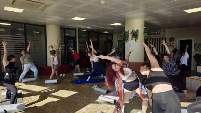 İzmirli gençler yoga saatinde buluştu