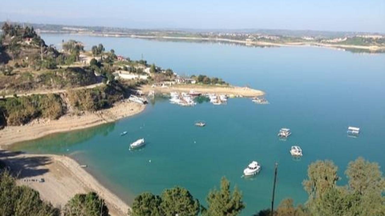 Kuraklığın vurduğu Seyhan Baraj Gölü&#039;nün çevresi tarım arazisi oldu