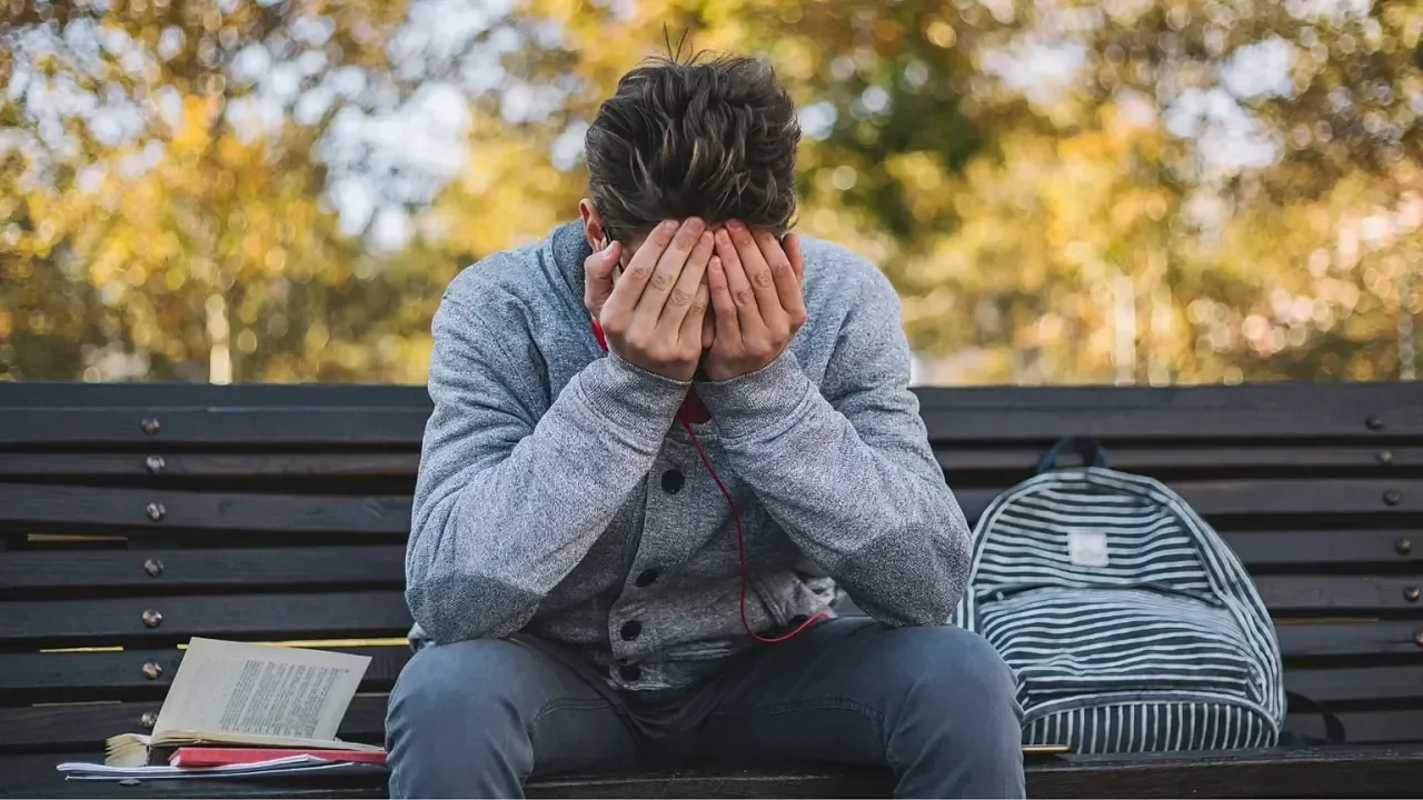 Küresel tehlike: Gençler artık toplumun en mutsuz kuşağı!