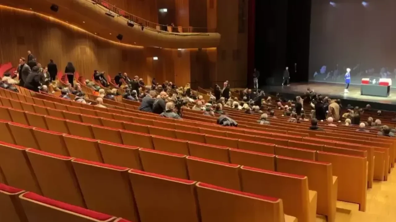 Muazzez Abacı&#039;ya büyük vefasızlık! Koltukların yarısı boş kaldı