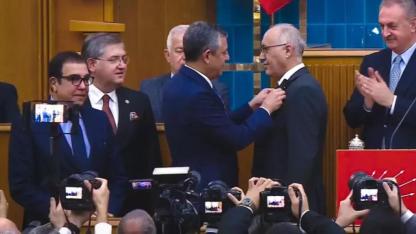 Rozetini Özgür Özel taktı, Doğan Demir resmen CHP'ye katıldı