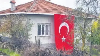 20 kahraman askerimiz vatan için can verdi: Evleri Türk bayraklarıyla donatıldı