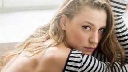 Serenay Sarıkaya ödül gecesinde nefes kesti! Türk Haber Magazin kameralarını büyüledi