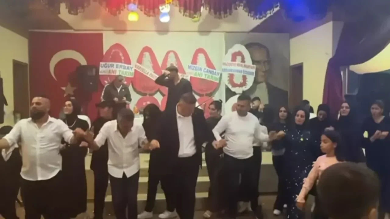 Türkiye 20 şehidine ağlarken belediye başkanı halaya durdu