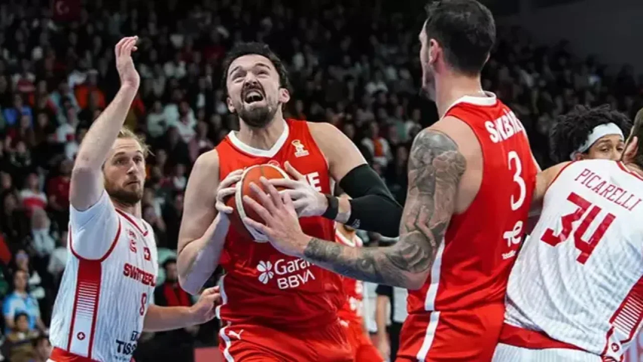 12 Dev Adam farklı galip! İsviçre&#039;yi 85-60 yendik.